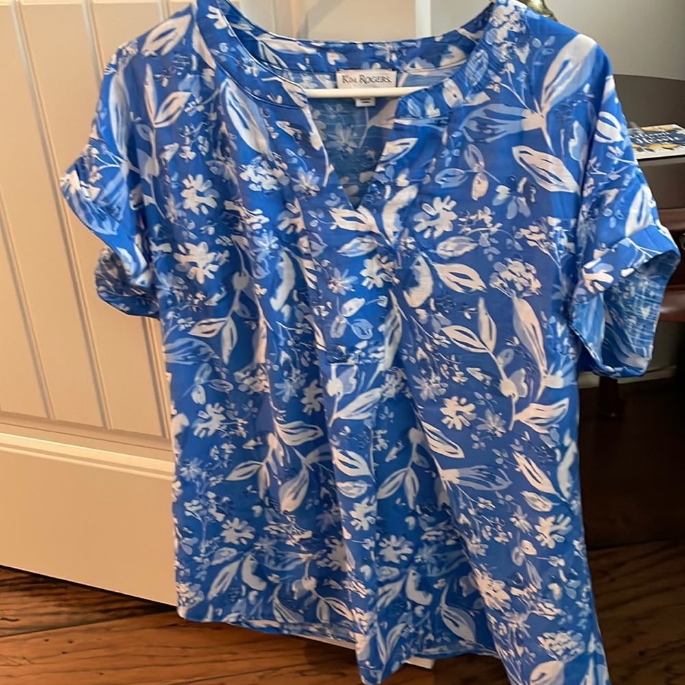 Crisp and comfortable, floral, leaf  print tunic top.